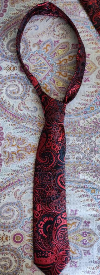 Conjunto de camisa negra con chaleco y corbata