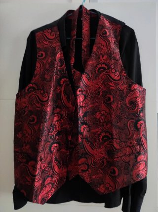 Conjunto de camisa negra con chaleco y corbata