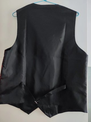 Conjunto de camisa negra con chaleco y corbata