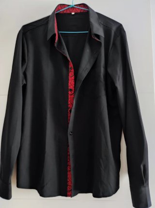 Conjunto de camisa negra con chaleco y corbata