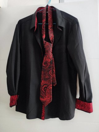 Conjunto de camisa negra con chaleco y corbata