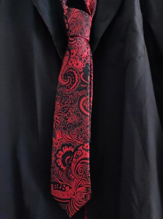 Conjunto de camisa negra con chaleco y corbata