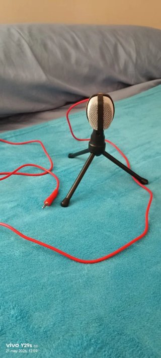 Micrófono Andowl con Trípode y Cable Rojo