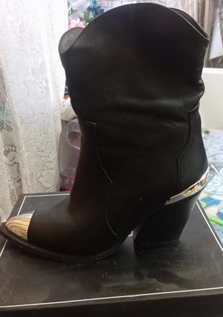 Botas negras con detalles dorados