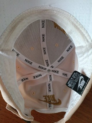 Gorra Nike Beige y Dorada