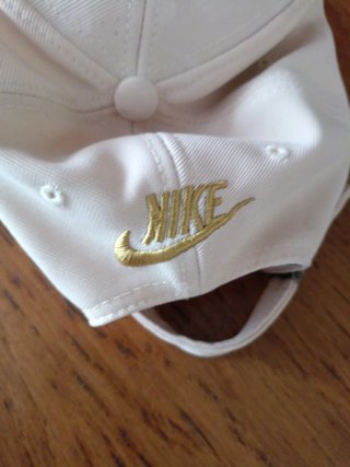 Gorra Nike Beige y Dorada