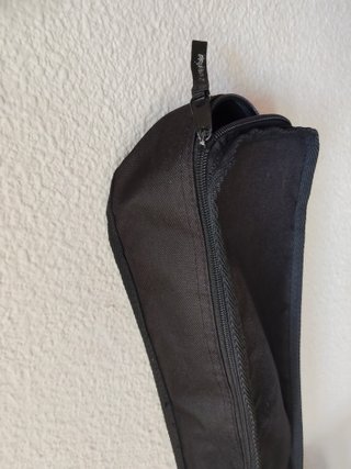 Funda de guitarra color negro.