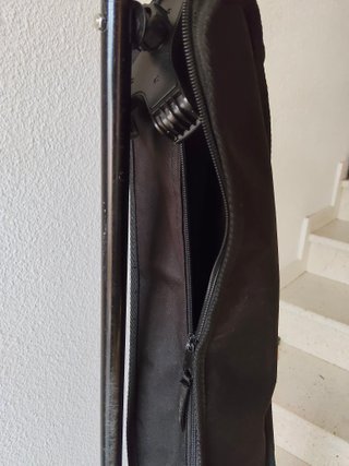Funda de guitarra color negro.