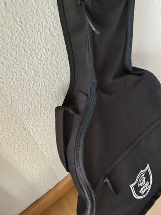 Funda de guitarra color negro.