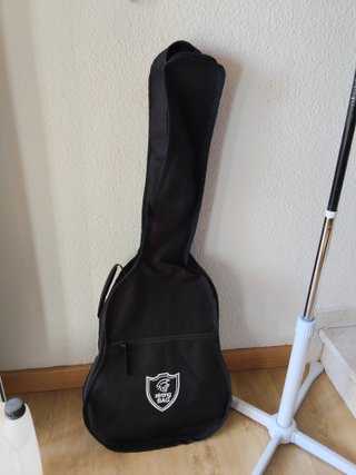 Funda de guitarra color negro.