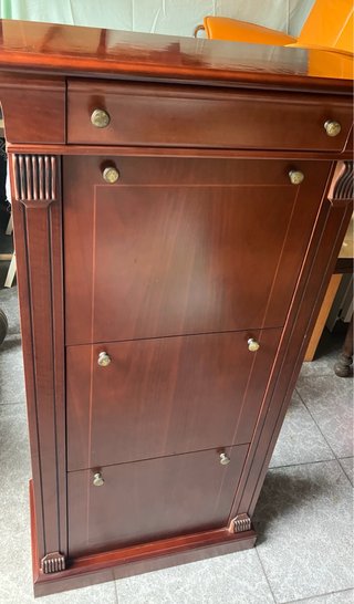 Zapatero de madera marrón