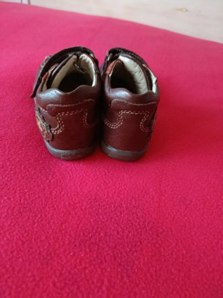 Botines marrones y negros para bebé