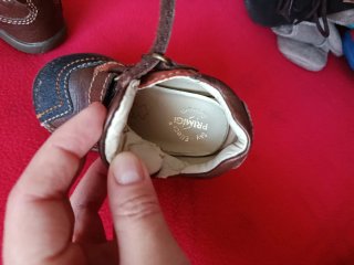 Botines marrones y negros para bebé