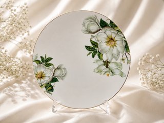 Plato de porcelana con flores blancas y borde dora