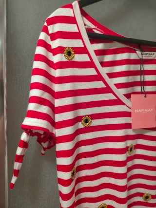 Camiseta Naf Naf Rayas Rojas y Flores