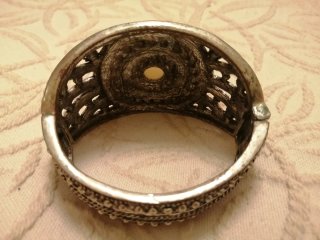 Brazalete pedrería plata y blanco