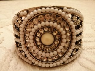 Brazalete pedrería plata y blanco