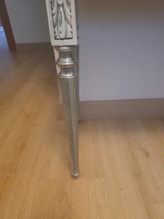 Mesa auxiliar blanca y plateada