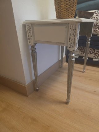 Mesa auxiliar blanca y plateada