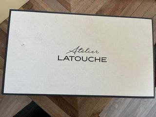 NUEVOS. Zapatos de salón negros tacón sin usar.
