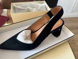 NUEVOS. Zapatos de salón negros tacón sin usar.