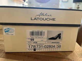 NUEVOS. Zapatos de salón negros tacón sin usar.