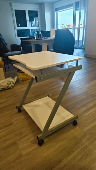 Mesa de escritorio compacta con ruedas y bandeja