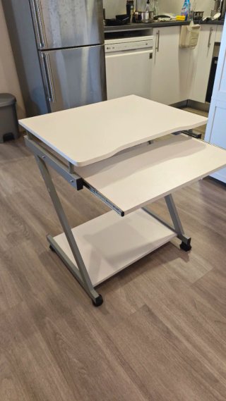Mesa de escritorio compacta con ruedas y bandeja