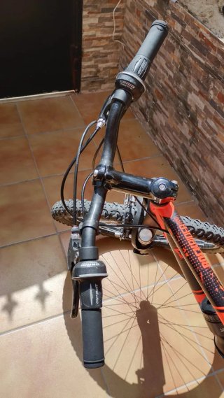 Bicicleta de montaña roja
