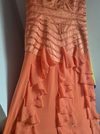 Vestido de fiesta color Naranja suave con volante