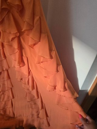Vestido de fiesta color Naranja suave con volante