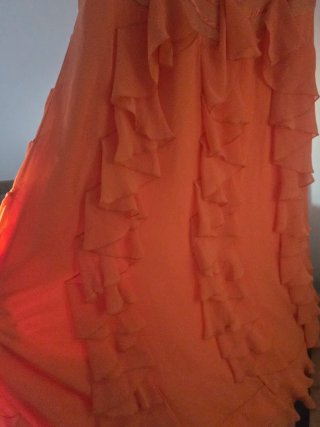 Vestido de fiesta color Naranja suave con volante