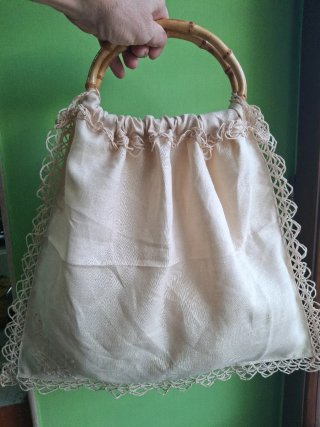 Borsa in lino artigianale con manici in bambù