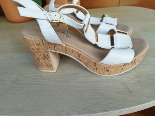 Sandalias de piel blancas y doradas