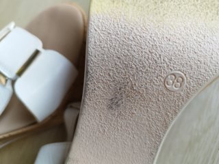 Sandalias de piel blancas y doradas
