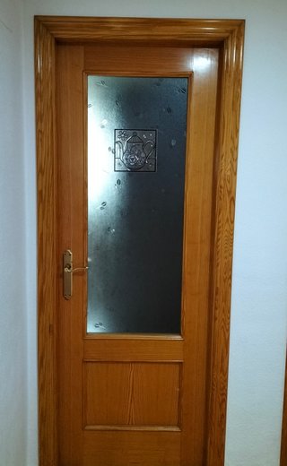 Puerta de madera con cristal