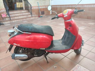 Daelim Besbi 125 Roja Scooter