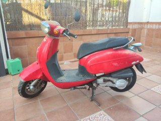 Daelim Besbi 125 Roja Scooter