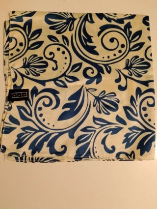 Pañuelo estampado azul y blanco
