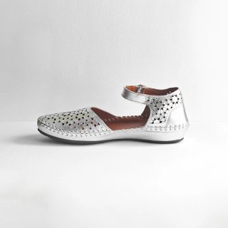Zapatos de piel plateados.