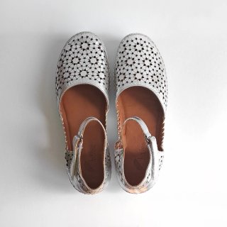 Zapatos de piel plateados.