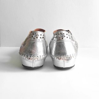 Zapatos de piel plateados.