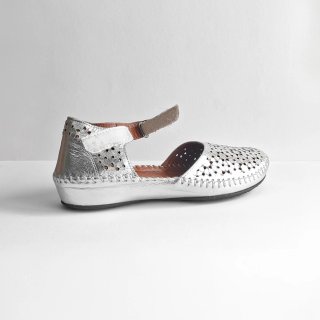 Zapatos de piel plateados.