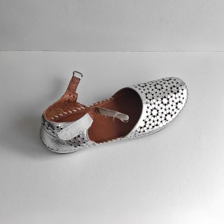 Zapatos de piel plateados.