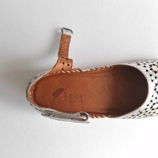 Zapatos de piel plateados.