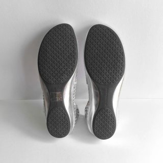Zapatos de piel plateados.