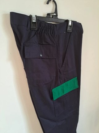 Pantalón de trabajo azul con detalle verde