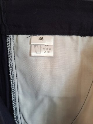 Pantalón de trabajo azul con detalle verde