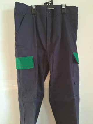 Pantalón de trabajo azul con detalle verde
