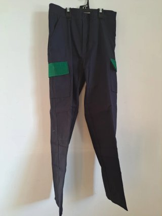 Pantalón de trabajo azul con detalle verde